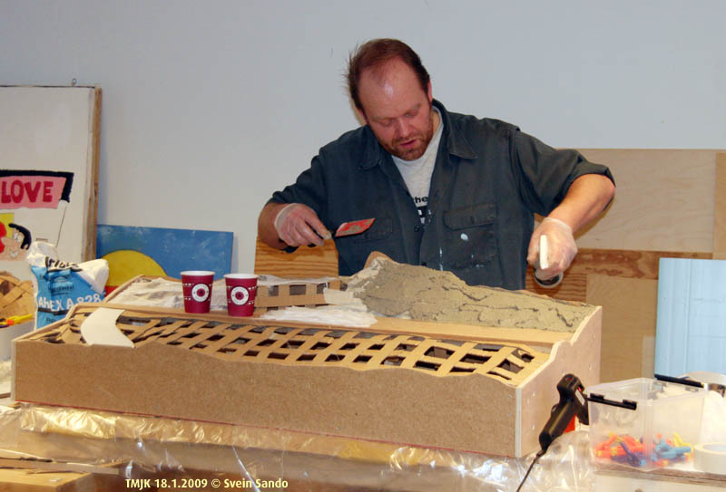 Henning tester og demonstrerer Joe Fugates basismateriale, en blanding av gips, Poertland sement og lettvektspartikler brukt i gartnerivirksomhet.
