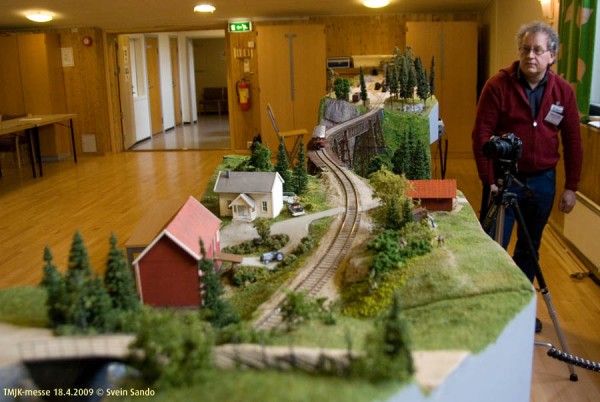 messe09_ses_e15434 En liten bondegård var plassert midt mellom de to stasjonene det var plass til.